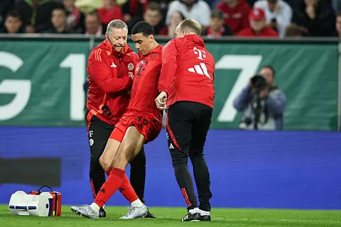 رسمياً.. بايرن ميونخ يعلن تشخيص إصابة جمال موسيالا